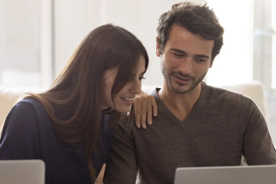 casal computador analisar finanças